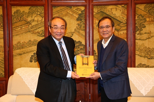 林建华校长向王汎森教授颁授“大学堂”顶尖学者铜牌