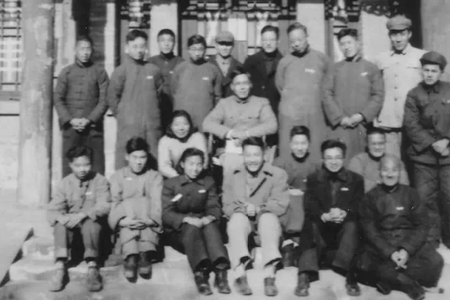 1952年北大物理系部分教职员工合影，后排左二为于敏
