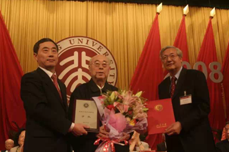 2008年北大110周年校庆期间，于敏被授予“北京大学杰出校友”称号