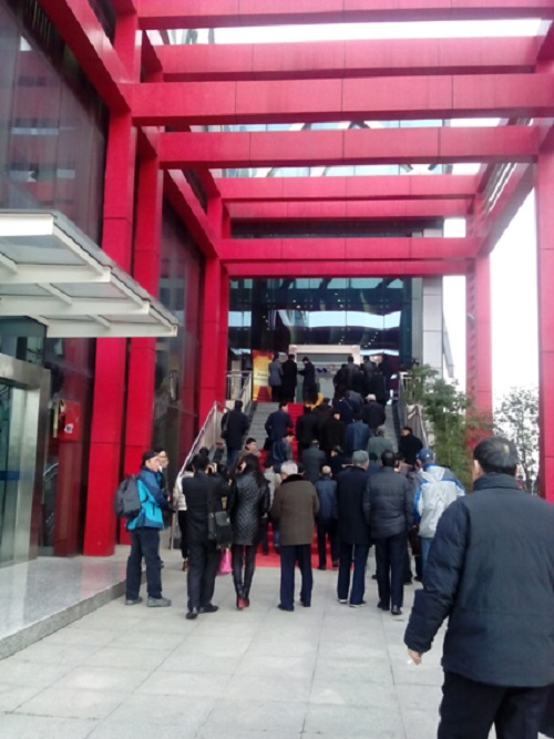 众校友步入年会会场