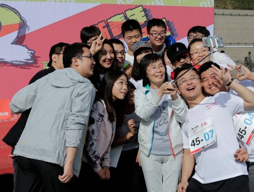 开幕式后师生自拍留念（图：彭诚）