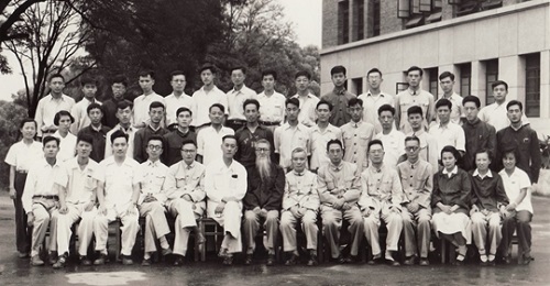 北京大学经济系1957年毕业合影，前排左六陈岱孙，左七赵廼抟