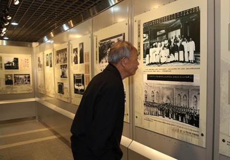 蔡元培校长之子蔡英多先生参观展览