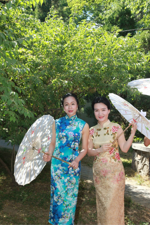 龚月萍（历史系1988级，右）