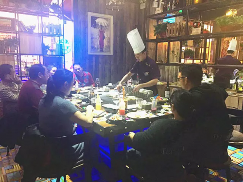 杨锋秘书长与部分营友品味美食