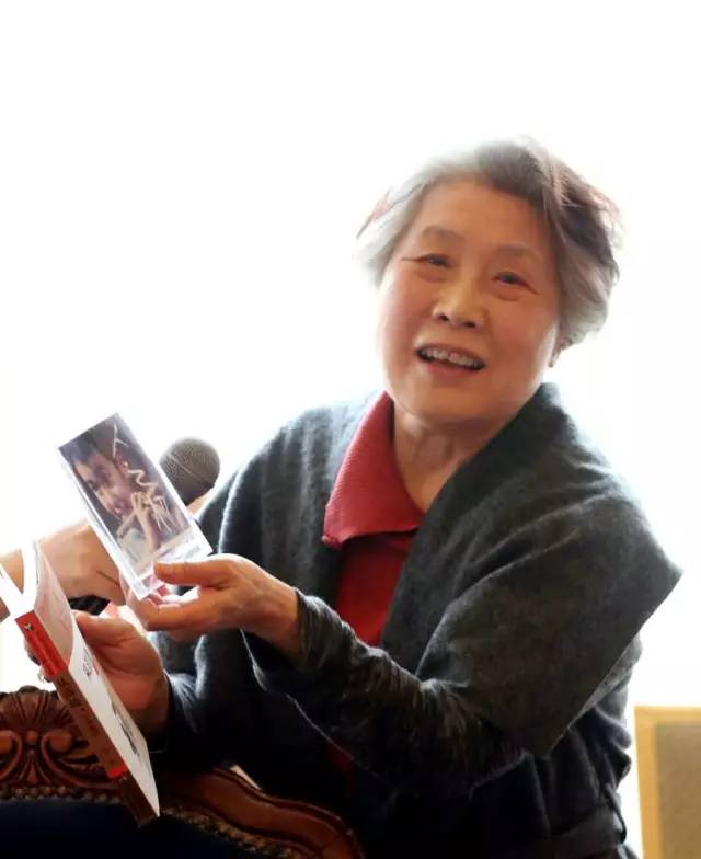 谷应先生向校友会捐赠自己的儿童文学著作《从滇池飞出的旋律》
