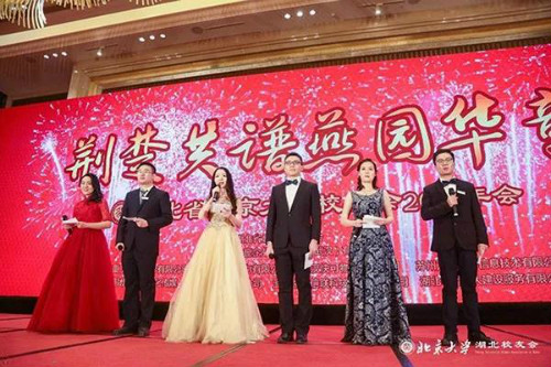 图说：六位校友主持人