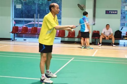 校友会羽毛球队专职教练原国家羽毛球队队员容士武