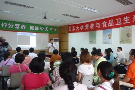 团队进社区进行健康公益宣讲