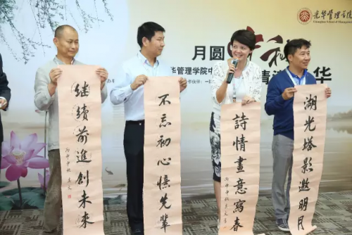 书画协会校友献上墨宝，祝福光华