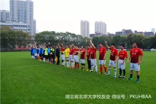 图说：两队赛前合影