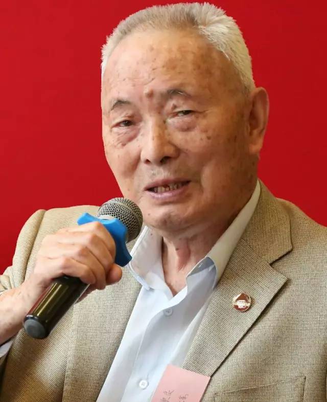 各位校友踊跃发言，讨论的重点除了如何经营好这个校友会，老先生们也在为每年两万元钱的会费大费周章