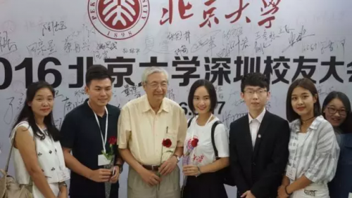 原北大校长许智宏和与会同学合影