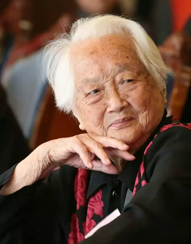 为希望小学默默奉献的关英先生