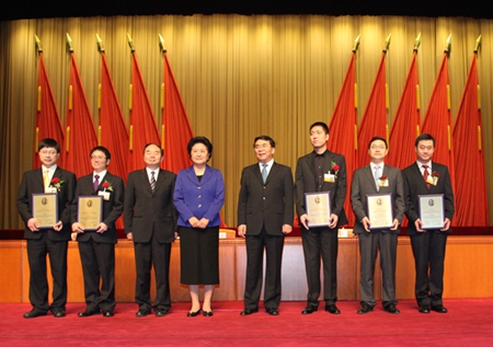 陈嘉庚青年科学奖颁奖仪式（右三为王俊校友）