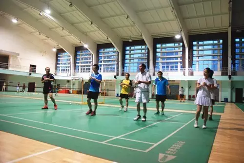 北大湖北校友会羽毛球队队员在训练前做热身