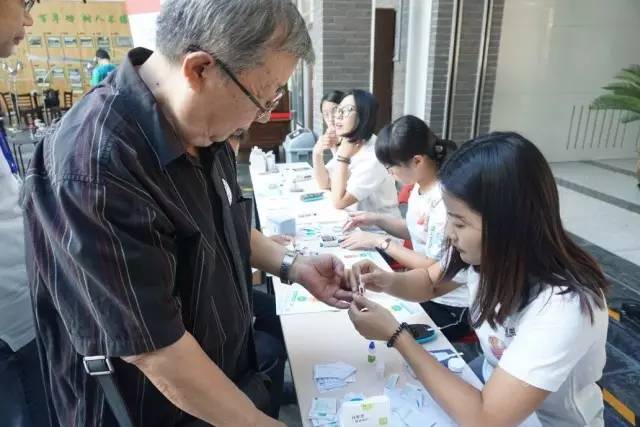 校友企业现场为老师免费快速检测糖化血红蛋白