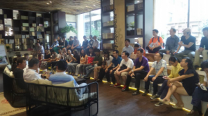 图为：新老校友齐聚北大资源博泰城新文化体验中心