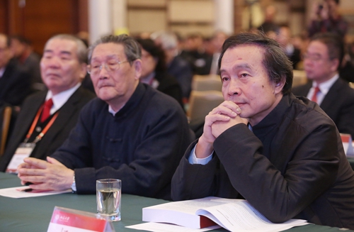 专心聆听的学者