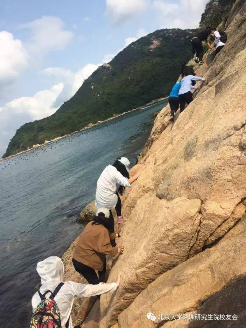 攀爬岩石