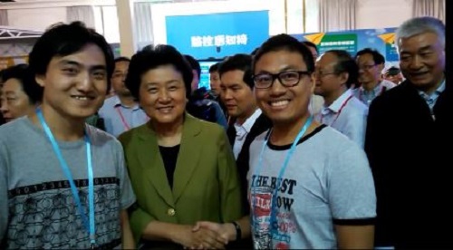 刘延东副总理与北大学生合影留念