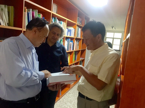 校领导参观建筑与景观设计学院图书馆