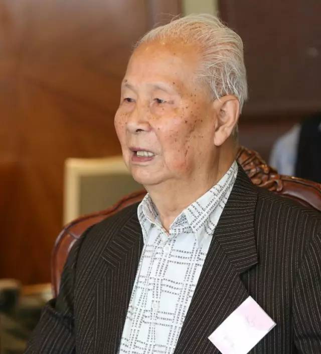 西南联大校友会副会长李忠先生宣布开会