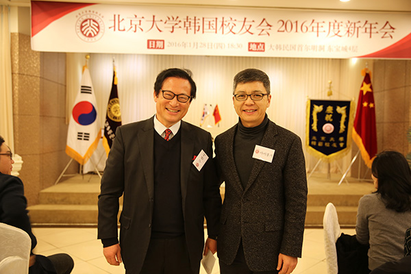 具天书会长和艾宏歌参赞合影留念
