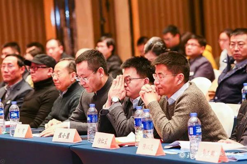 图说：现场为娄滔默哀