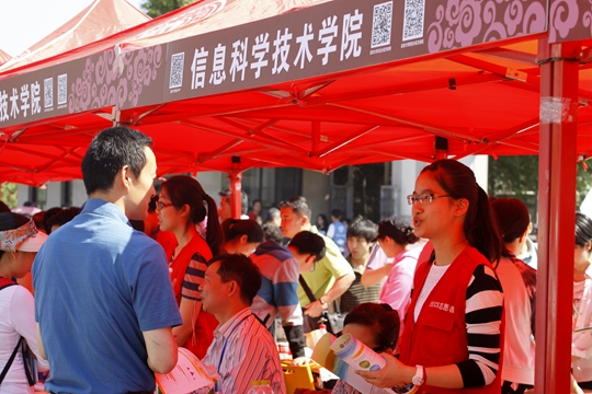 各院系工作人员热情地为考生和家长提供咨询