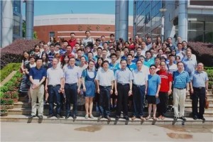图说：与会全体新老校友和家长代表合影留念