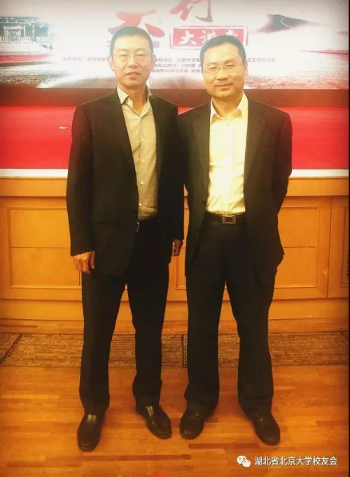 图说：北大山东校友会会长王伟和北大湖北校友会会长刘萌
