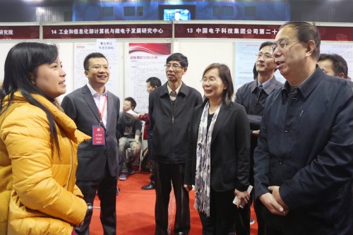 与会领导同招聘单位负责人交流