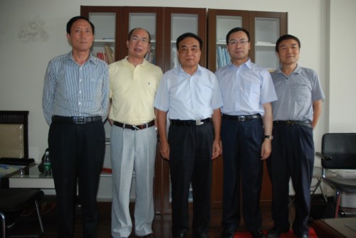 程康彦学长（中）、会长刘萌（右一）、副会长韩晓光（右二）、秘书长彭生鹏（左一）、党支部筹备负责人吴淮平（左二）走访后合影。