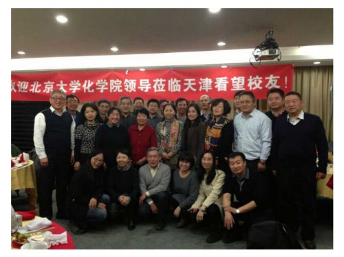 参加聚会的部分在津校友合影留念