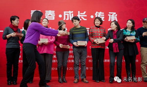 首批捐赠校友代表获赠“老楼纪念砖” 