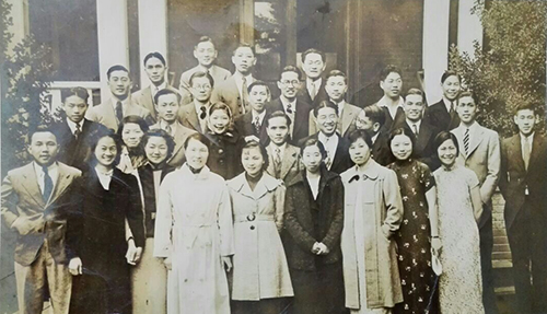 1934年俞锡璇（前排右二）燕京大学毕业合影