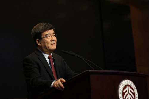 北京大学校务委员会副主任、汇丰商学院院长海闻教授主持专题演讲