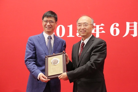 吴志攀向赵文权先生颁发名誉校董的证书