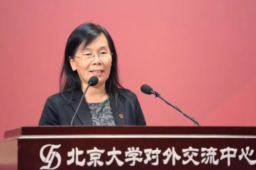 北京大学党委副书记、纪委书记、关工委副主任叶静漪担任活动主持人