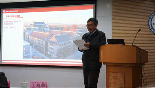 北京大学南京校友会地学分会会长杨群宣布分会成立，并代表第一届理事会向大会致辞 