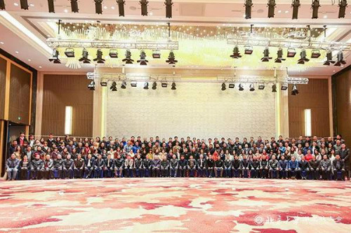 图说：北大湖北校友会2018年会全体会员合影