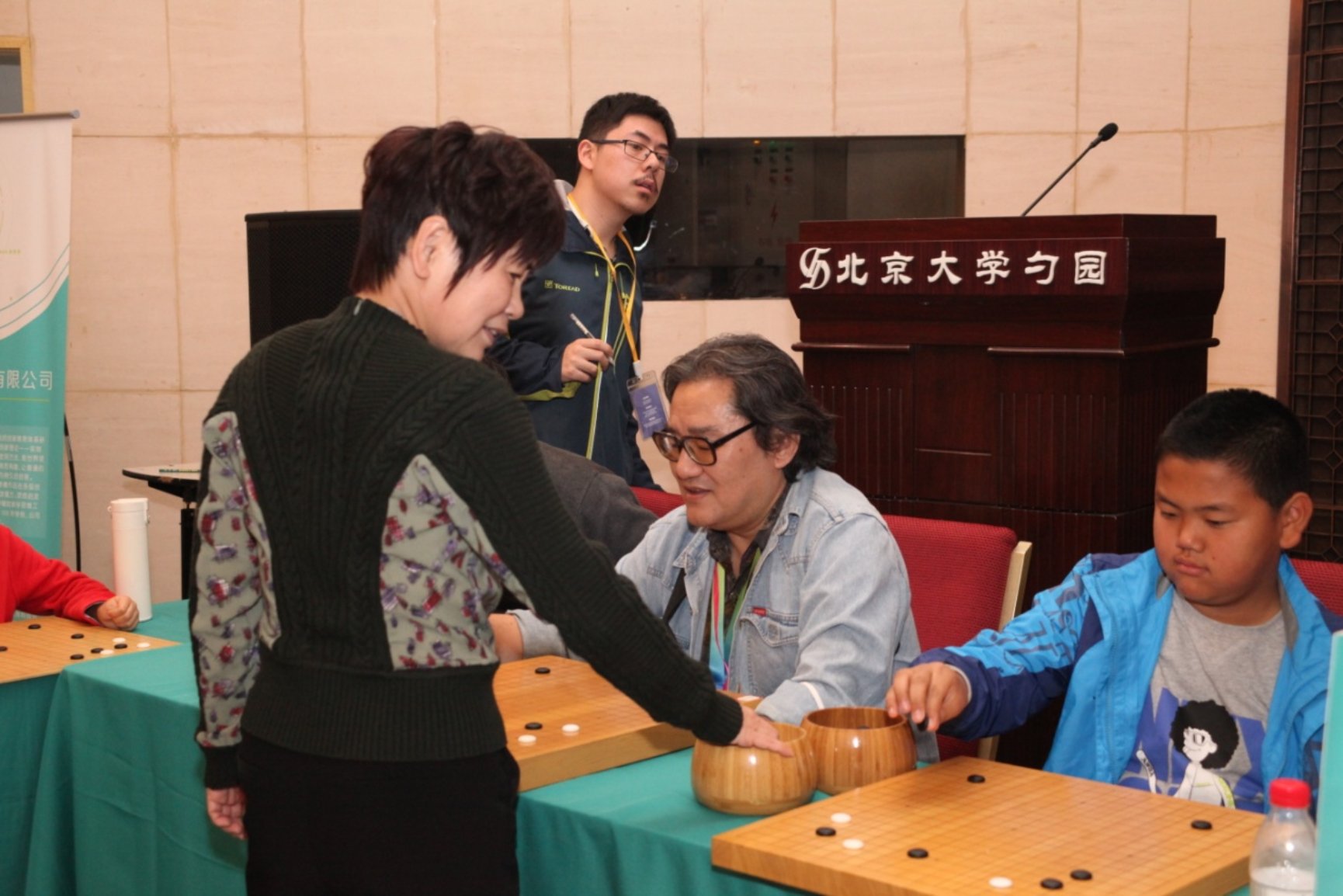 E:\我的坚果云\other\围棋\第二届京华杯photo\华学明下指导棋.JPG
