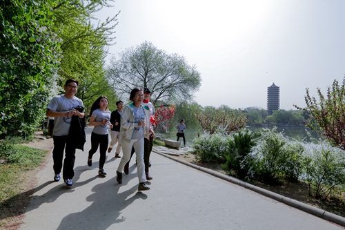 叶静漪等活动嘉宾加入环湖跑队伍（图：彭诚）