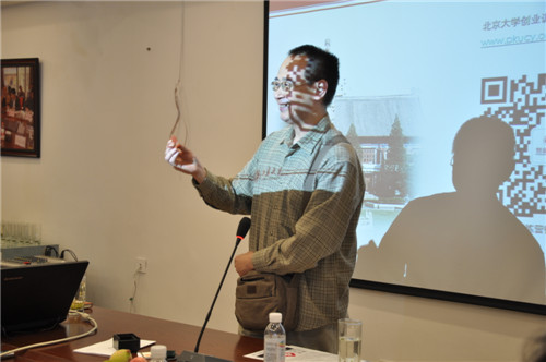 清华校友会校友代表林刚博士赠送篆刻作品