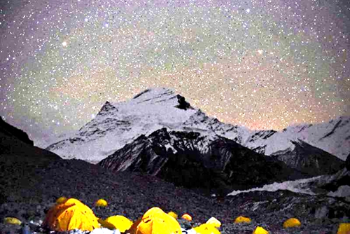 昨夜扎营在卓峰，满天星辰等待