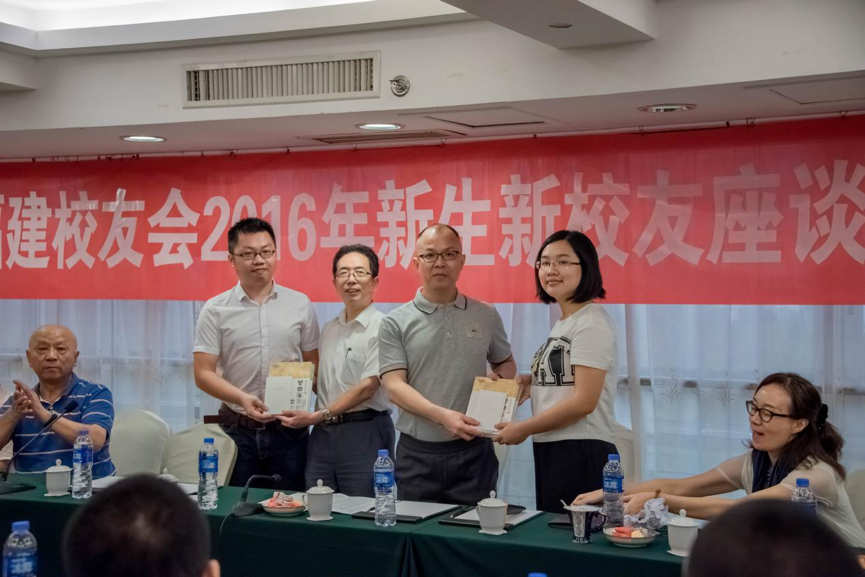 向新校友赠送书籍 
