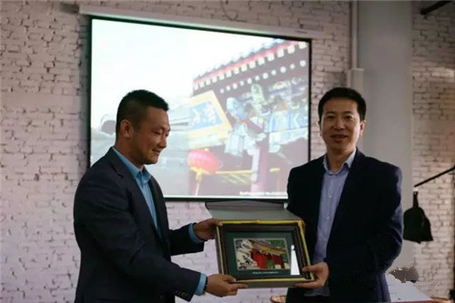 王宇副秘书长向大连校友会代表赠送礼品