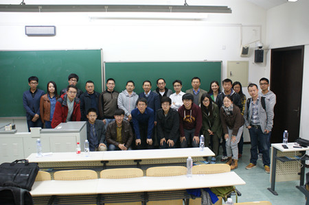 嘉宾与同学们亲切合影