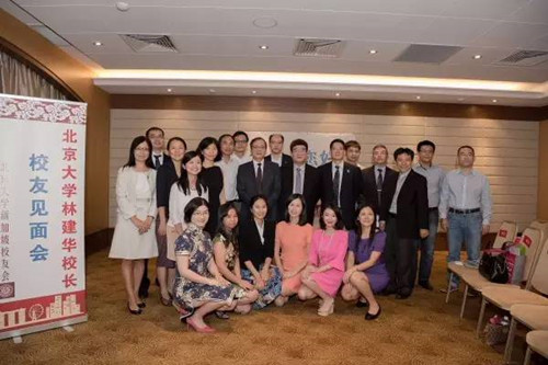 北大新加坡校友会理事与校长合影